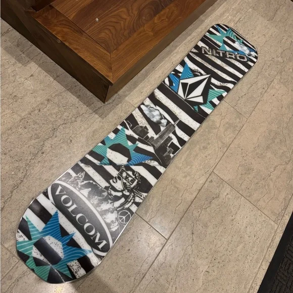 132 CM Volcom Nitro Snowboard - Picture 13 of 16